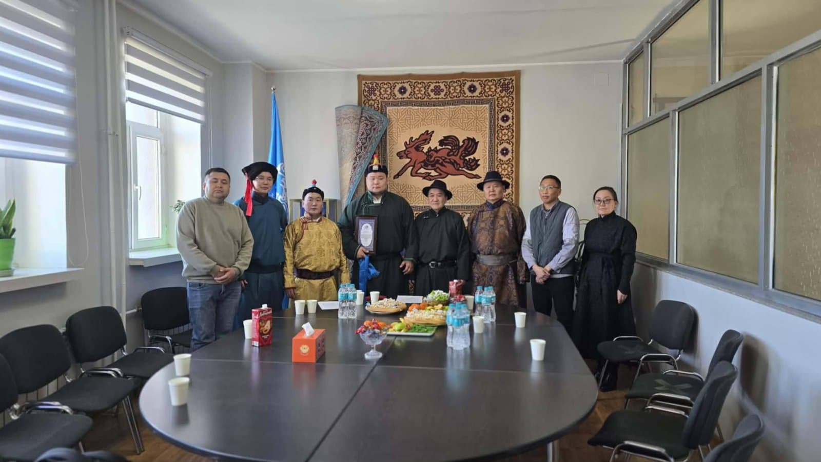 Аймгийн хурц арслан Н.Амгаланбаатар "Цахиур хагалах бөх"-ийн шагналаа авчээ