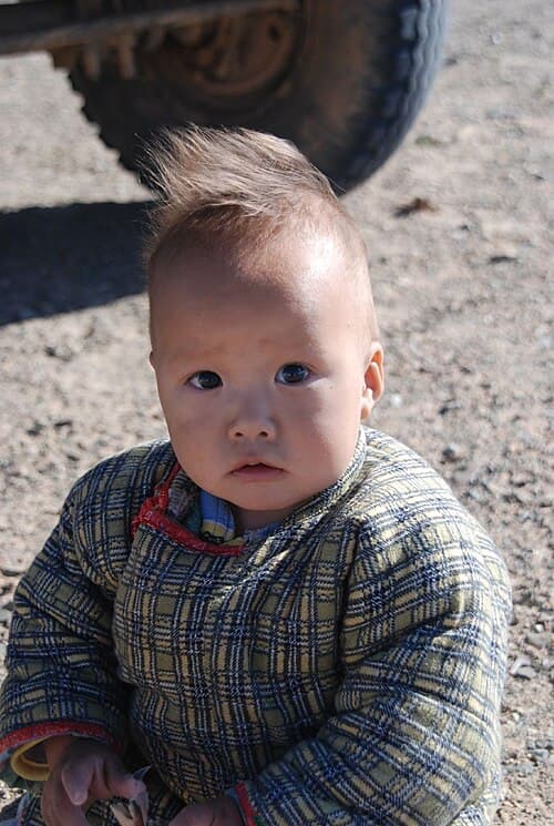 Хүүхэд авахаасаа илүүтэй өгч буйдаа жаргалтай байдаг